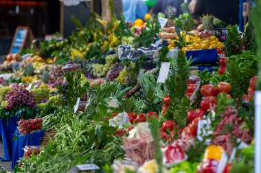 Markette taze sebzeler. 