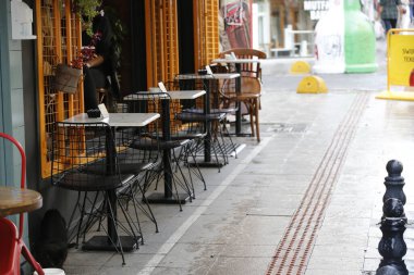 Meydan kafe masaları yolda duruyor.
