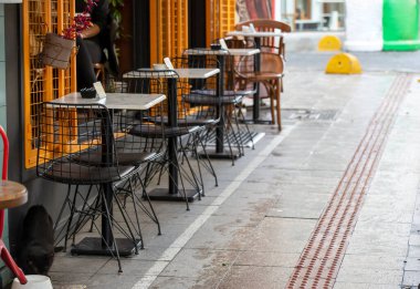 Meydan kafe masaları yolda duruyor.