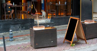 Meydan kafe masaları yolda duruyor.