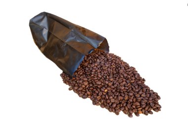 İzole edilmiş beyaz arka planda kahve çekirdekleri