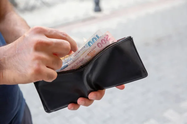 Man Die Geld Uit Zijn Portemonnee Haalde — Stockfoto