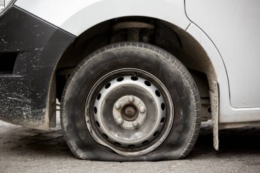 Ön manzara, yolun lastiği patlamış.