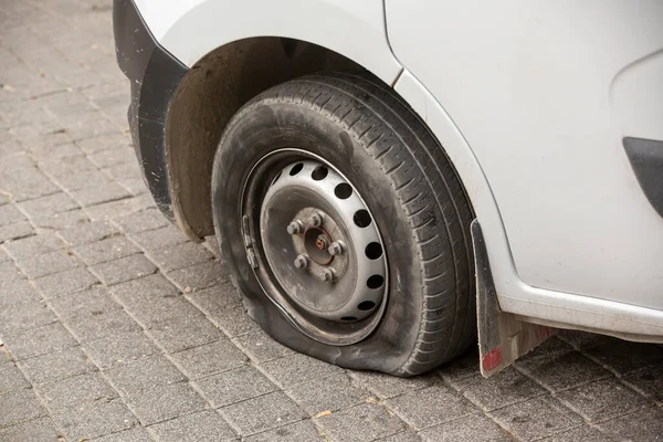 Ön manzara, yolun lastiği patlamış.