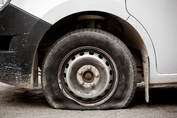 Ön manzara, yolun lastiği patlamış.