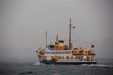 Bulutlu bir günde yolcu feribotu