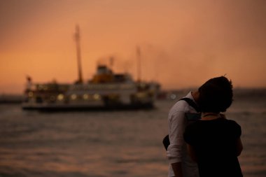 Aşıklar denizin kenarında