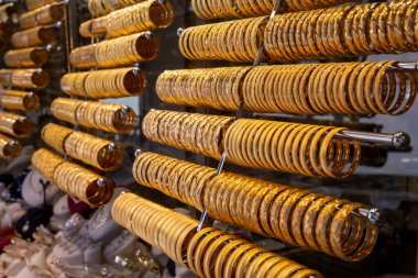 Yan yana dizilmiş altın bilezikler 