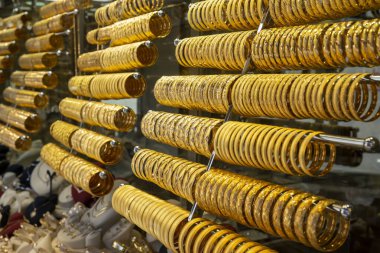 Yan yana dizilmiş altın bilezikler 