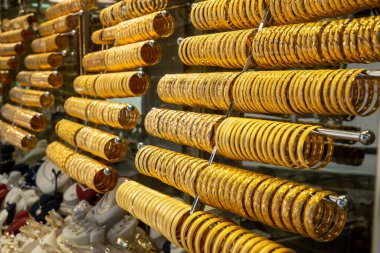 Yan yana dizilmiş altın bilezikler 