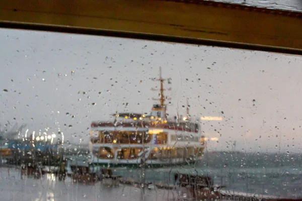 Σταγόνες Βροχής Και Επιβατηγό Πλοίο Μια Συννεφιασμένη Ημέρα — Φωτογραφία Αρχείου