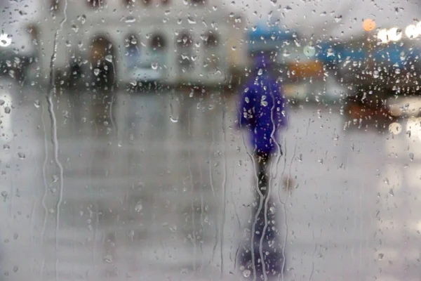 Człowiek Chodzący Deszczowej — Zdjęcie stockowe