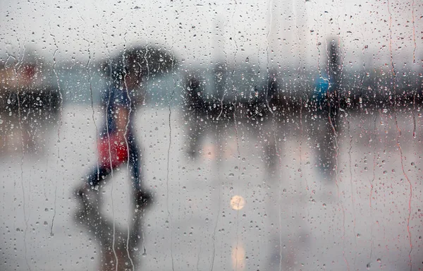 Uomo Che Cammina Piovoso — Foto Stock