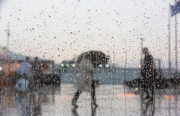 Człowiek Chodzący Deszczowej — Zdjęcie stockowe