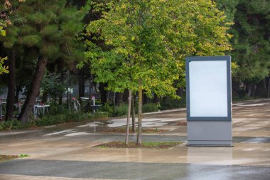 Öndeki reklam panosu sokakta boş. 