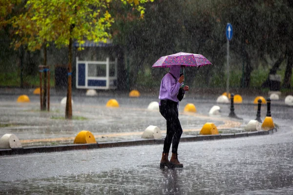 Woman Walking Rainy Weathe — Stock Photo, Image