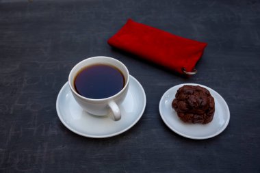 Siyah masadaki çay fincanının üst görüntüsü 