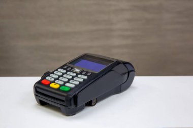 Beyaz katta kredi kartı makinesi 