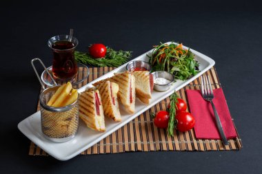 İzole edilmiş siyah arkaplanda tost tabağı