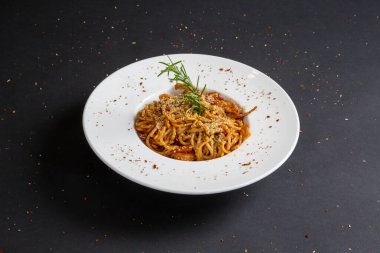 İzole edilmiş siyah arkaplanda Penne arabiata yemeği