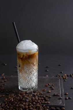 Siyah arka planda kahve ve kahve çekirdekleri. 