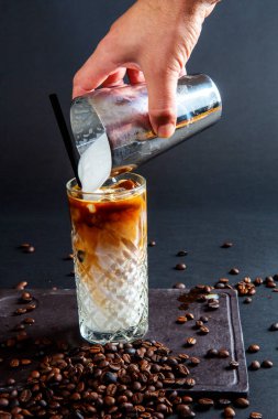 Siyah arka planda kahve ve kahve çekirdekleri. 