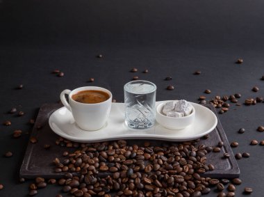 İzole edilmiş siyah arka planda Türk kahve ve kahve çekirdekleri 