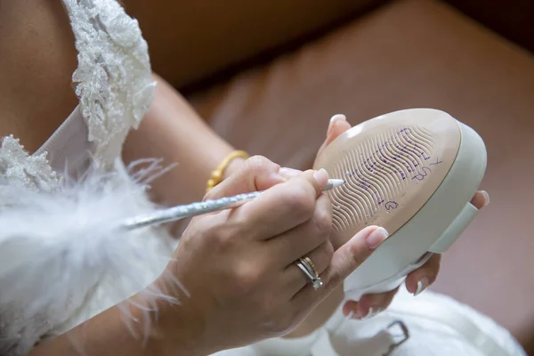 花嫁は靴の結婚式の儀式の下で書く — ストック写真