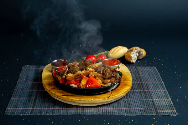 Fajitas Danie Izolowanym Czarnym Tle — Zdjęcie stockowe