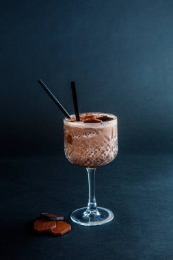 İzole edilmiş siyah arka planda ön manzara kahveli kahve. 