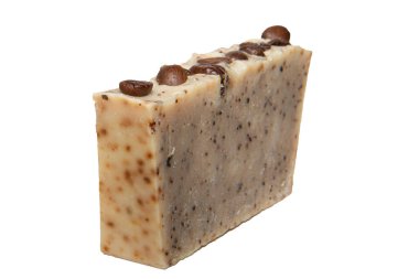 İzole edilmiş beyaz arka planda tarçınlı sabunlar