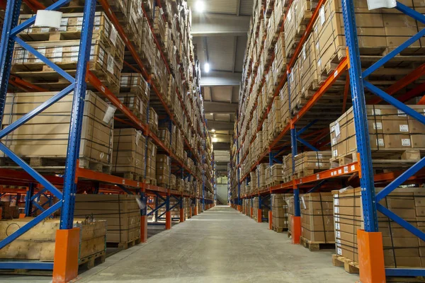 Fabrikanın içinde bir depo var.