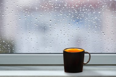 Düşen yağmur damlalarında ön pencere pervazı