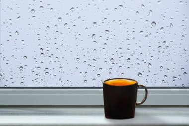 Düşen yağmur damlalarında ön pencere pervazı
