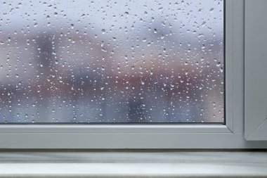 Pencere pervazı ve düşen yağmur damlaları arka plan 