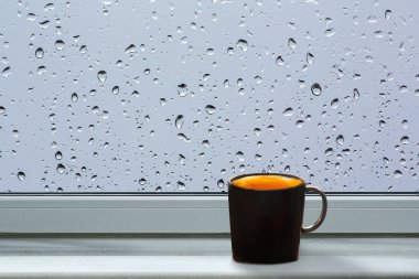Düşen yağmur damlalarında ön pencere pervazı