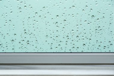 Pencere pervazı ve düşen yağmur damlaları arka plan 