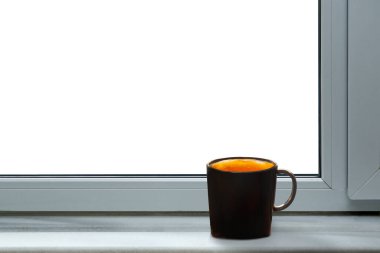 Öndeki kahve fincanı beyaz arkaplanda izole edilmiş. 