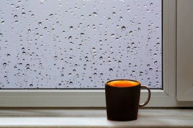 Düşen yağmur damlalarında ön pencere pervazı