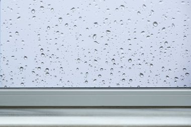 Pencere pervazı ve düşen yağmur damlaları arka plan 