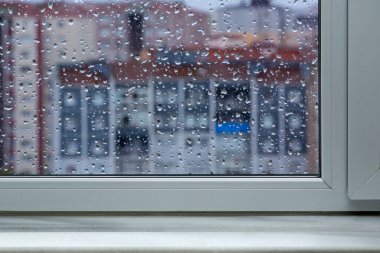 Pencere pervazı ve düşen yağmur damlaları arka plan 