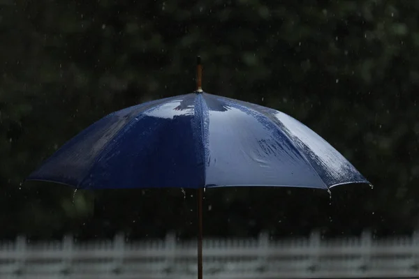 Krople Deszczu Spadają Niebieski Parasol Deszczowy Dzień Zamazane Tło — Zdjęcie stockowe