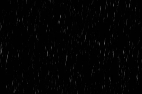 Yağmurlu bir günde yere düşen yağmur damlaları