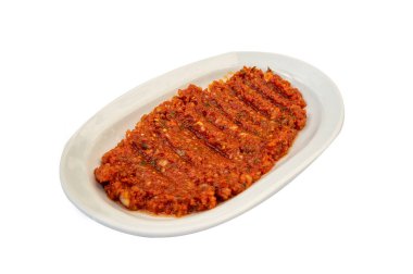 Geleneksel Türk mezesi Acili ezmesi. İzole edilmiş beyaz arkaplan 