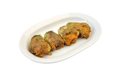 Türk ve Arap Geleneksel Gıda Kabak Cicegi Dolmasi 'nin izole edilmiş beyaz arkaplan manzarası