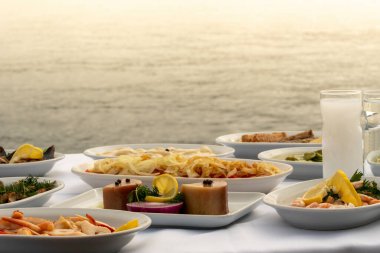 Beyaz masada Türk yemeği aperatifi