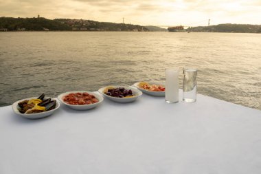 Beyaz masada Türk yemeği aperatifi