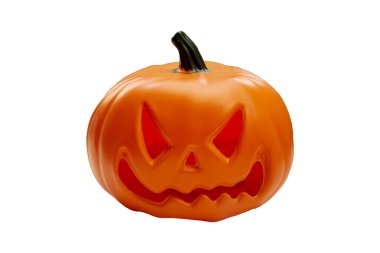 İzole edilmiş bir grupta duran plastik balkabağı.