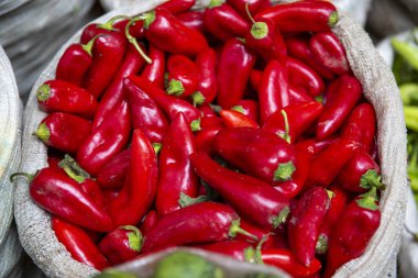 Üst manzara, taze sebzeler markette duruyor.