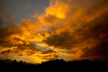 Bulutlu bir alanda gün batımının yakın plan arkaplanı